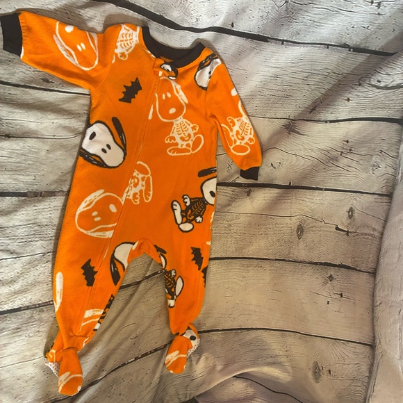 Snoopy Peanuts Halloween Orange One Piece Zipper Footed Baby Sleeper Sz 12 MOS - Picture 1 of 5